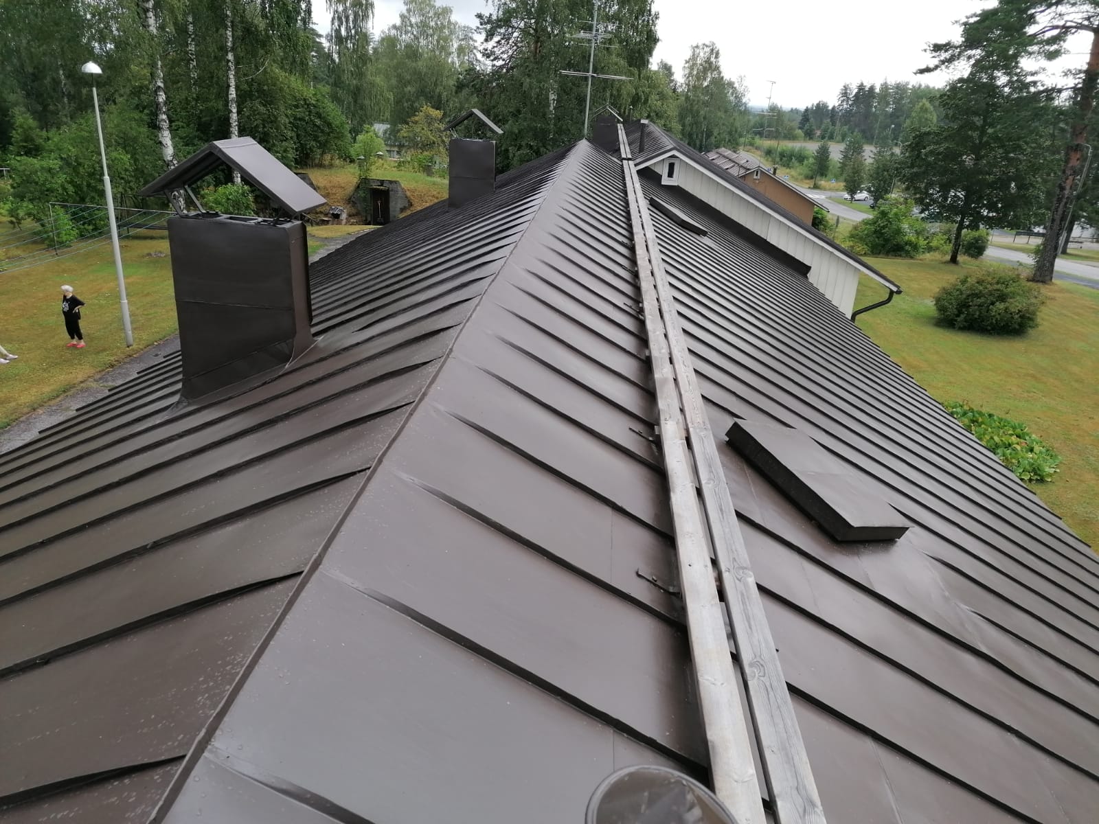 Taloyhtiön peltikaton maalaus, Outokumpu.